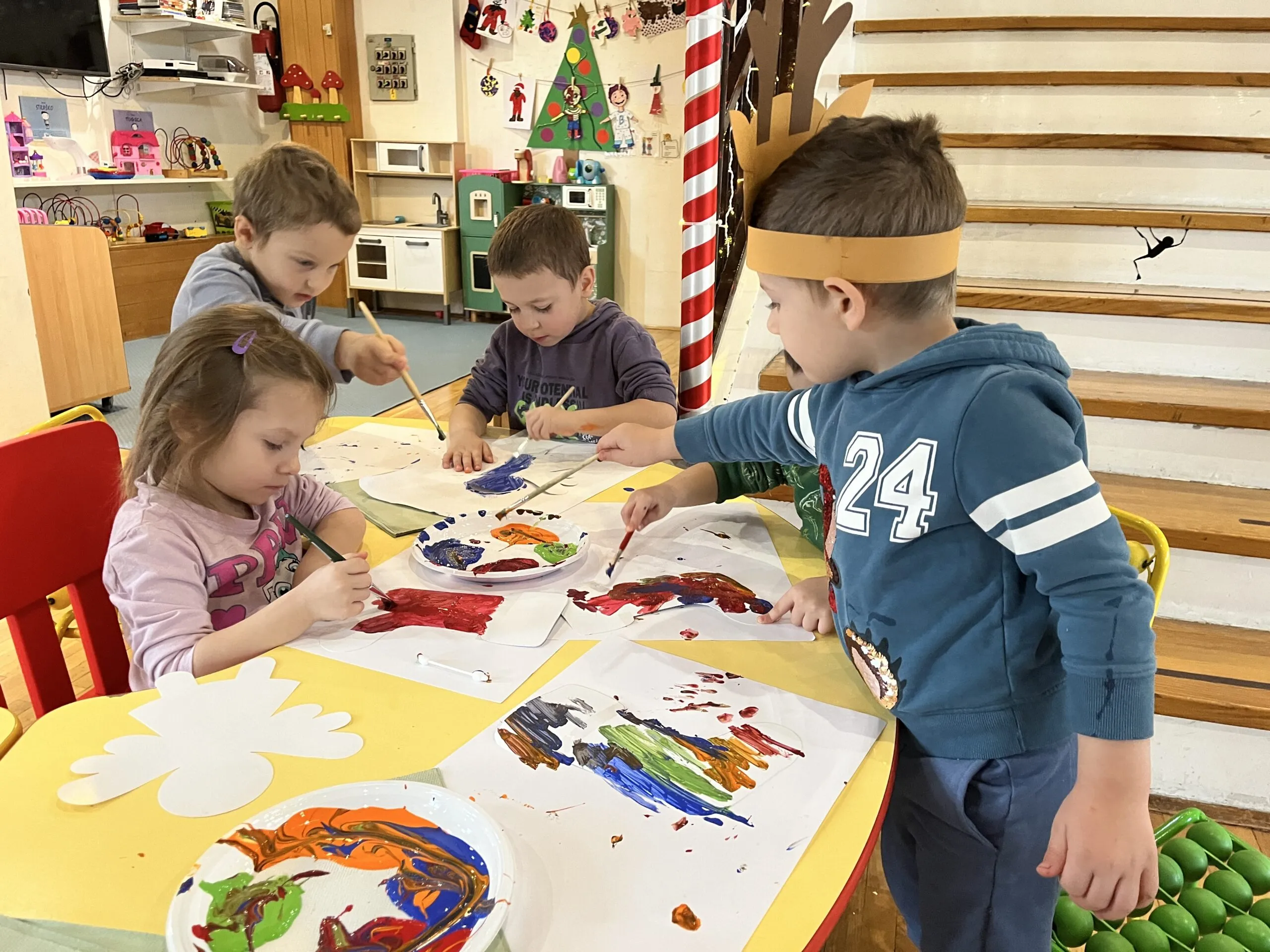 Četvero djece crta na likovnoj radionici u SOS Društvenom centru u SOS Dječjem selu Lekenik.