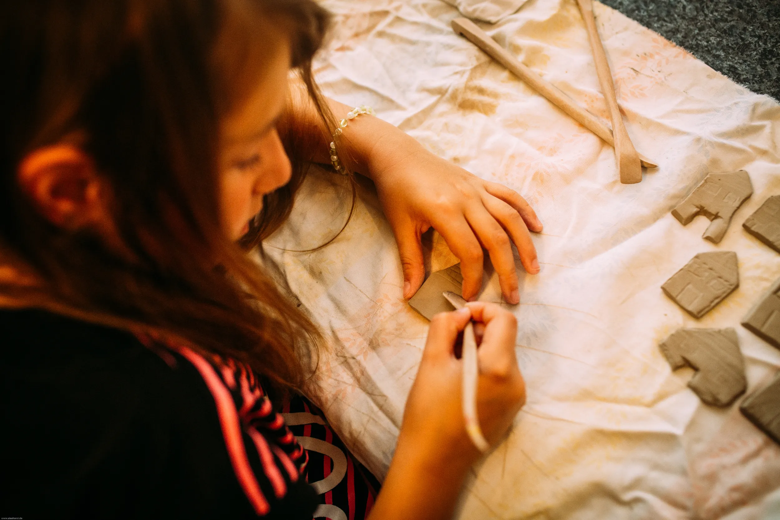 Djevojčica izrađuje magnete od gline, na Hobby art radionici u SOS Dječjem selu Lekenik